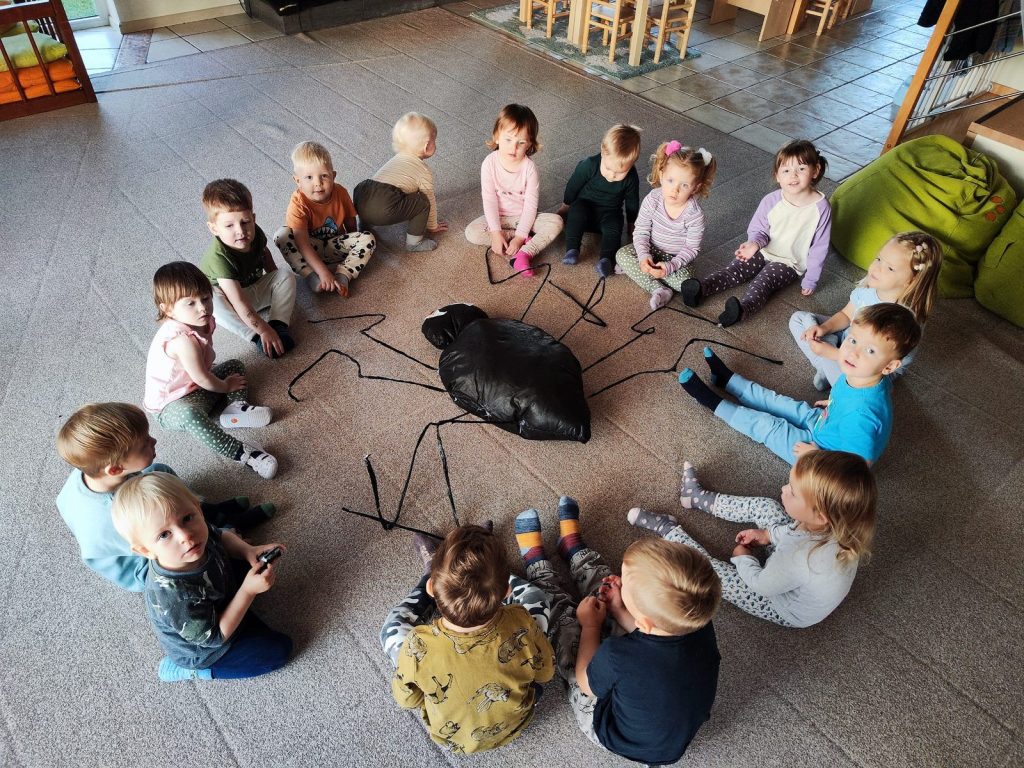 Vaikai dalyvauja bendroje veikloje